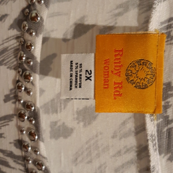 NWOT super fun blouse - Picture 2 of 3